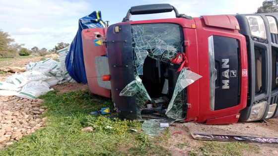 انقلاب شاحنة دقيق مدعم ببراكة الراضي بإقليم آسفي يُصيب ثلاثة أشخاص